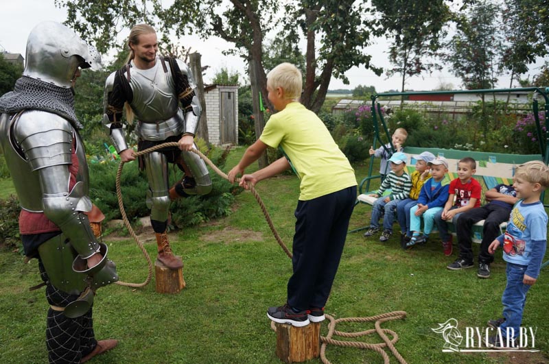 детские игры в рыцарском лагере