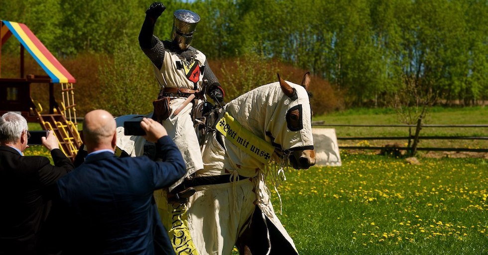 Рыцарское конное шоу фото