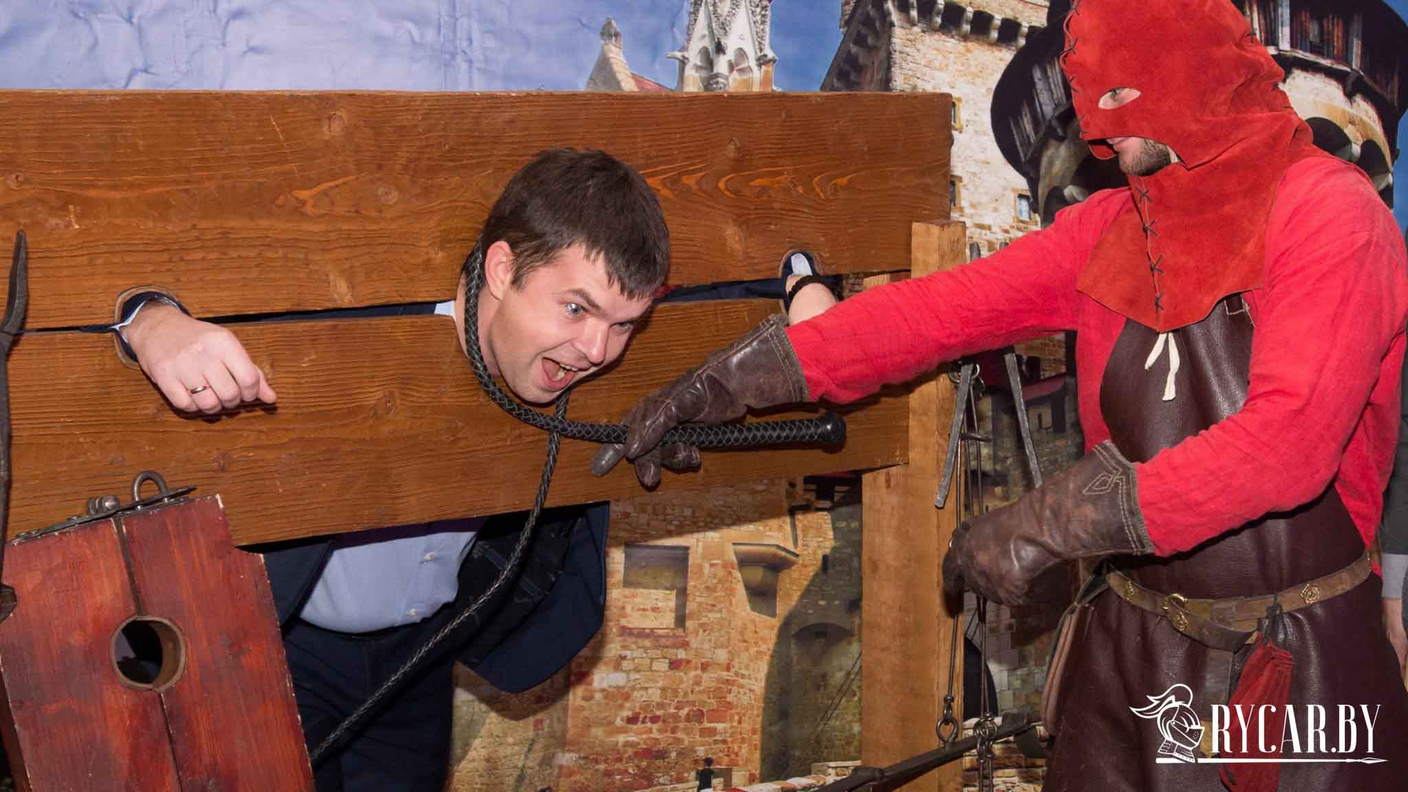 Фотозона "Палач и средневековые приспособления для пыток" .