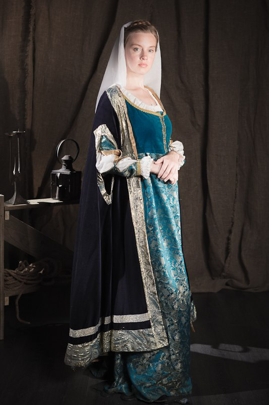 Платье средневековое напрокат взять. Прокат исторический