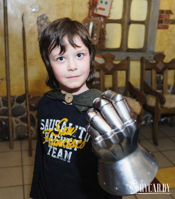 ребенок в рыцарской перчатке фото